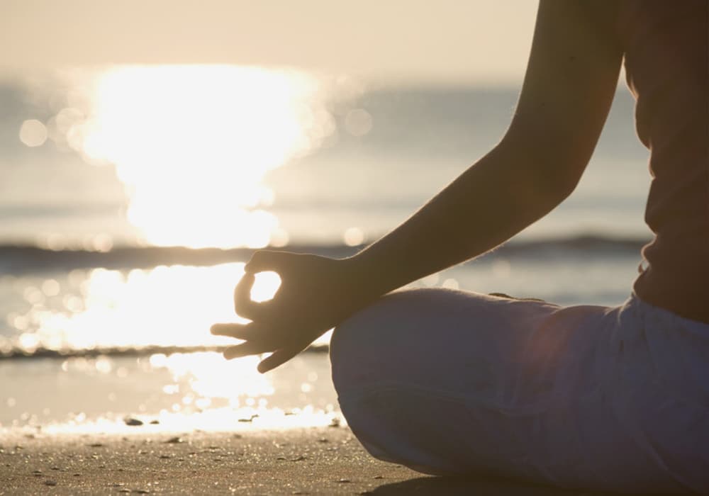 Pratique de soins énergétiques par Carole dans son cabinet à Lambesc.